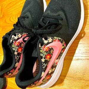 Nike kids size 5.5 (adult 7.5) never worn